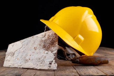 Tuğla ustası için koruyucu kask ve araçlar. 