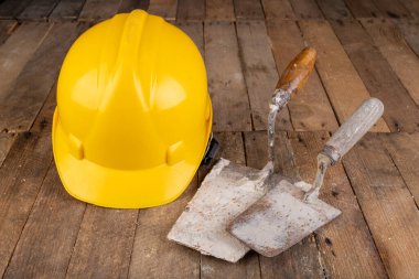 Tuğla ustası için koruyucu kask ve araçlar. 