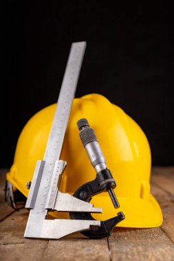 Koruyucu başlık ve ölçüm araçları. 