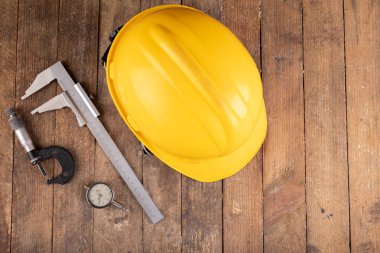 Koruyucu başlık ve ölçüm araçları. 