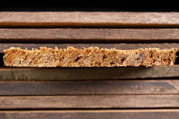 Tableros de madera cruda. Bordes de madera fuertemente dentados . — Foto de Stock