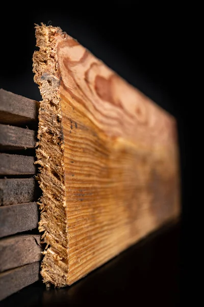 Tableros de madera cruda. Bordes de madera fuertemente dentados . — Foto de Stock