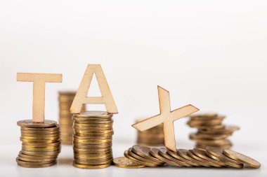 Bozuk para direkleri üzerindeki ahşap harflerden yapılmış vergi yazıları.. 