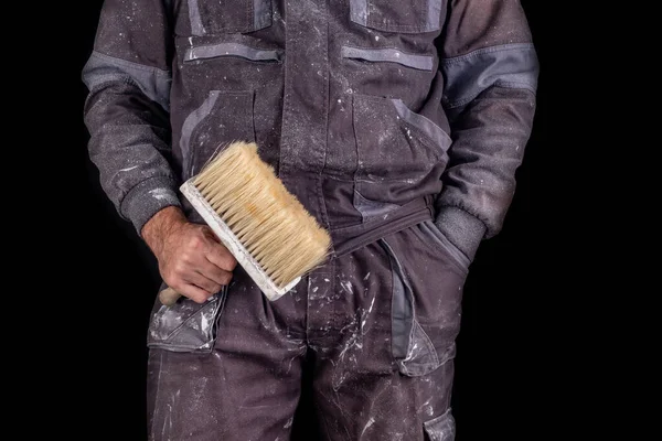 Pintor segurando uma escova de parede em sua mão . — Fotografia de Stock