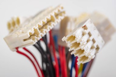 Elektrik kabloları ve konnektörleri elektrik iletimi için. 