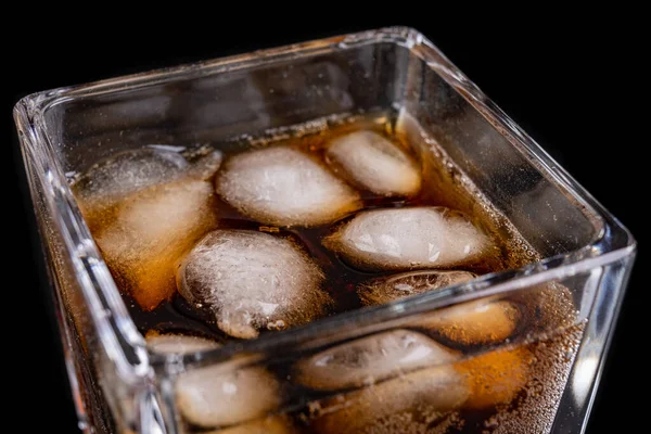 Une boisson rafraîchissante froide avec de la glace dans un verre . — Photo