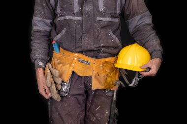 Ressam elinde bir duvar fırçası tutuyor.. 