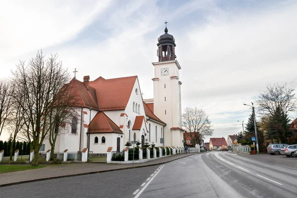 Eine renovierte Kirche in einer Kleinstadt in Pommern. — Stockfoto