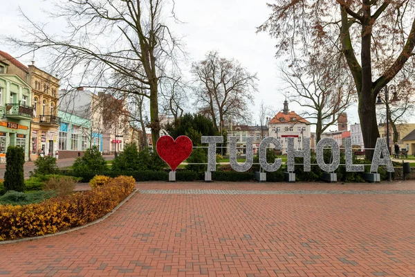 Plaza del mercado en el centro de una pequeña ciudad . — Foto de Stock