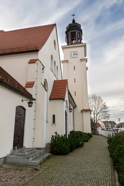 Eine renovierte Kirche in einer Kleinstadt in Pommern. — Stockfoto