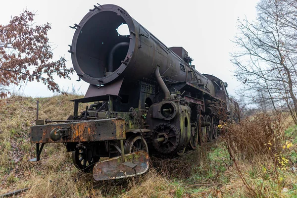 Старі іржаві парові двигуни стоять на бічній доріжці.. — стокове фото