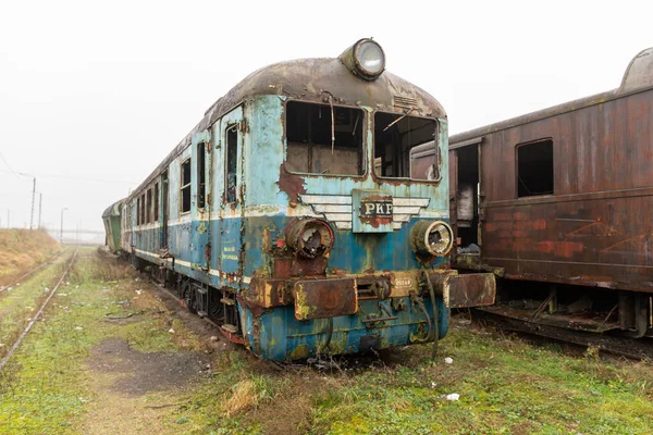 Vecchie locomotive e carri arrugginiti in piedi su un binario laterale . — Foto Stock