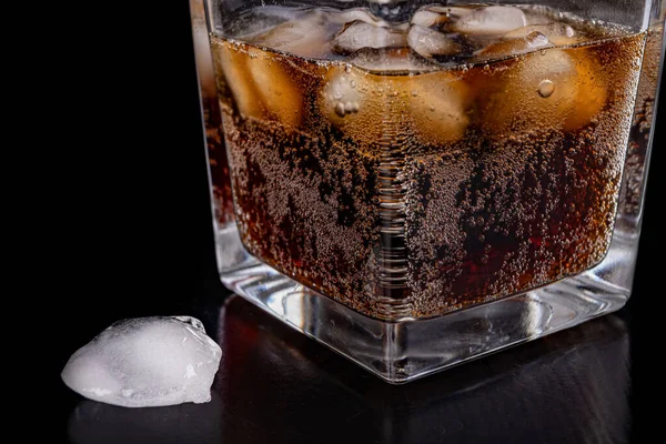 Una bevanda rinfrescante fredda con ghiaccio in un bicchiere . — Foto Stock