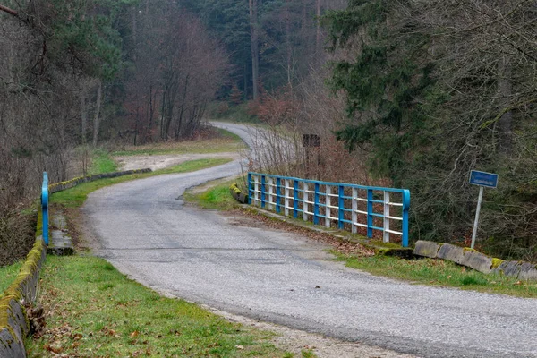 Vieux pont routier avec balustrade métallique . — Photo