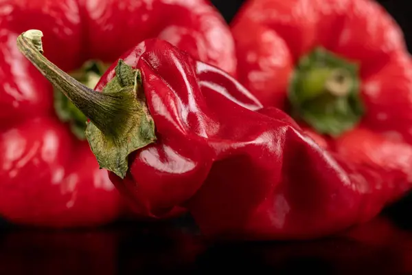 Pimientos dulces y picantes arrugados en la mesa . — Foto de Stock