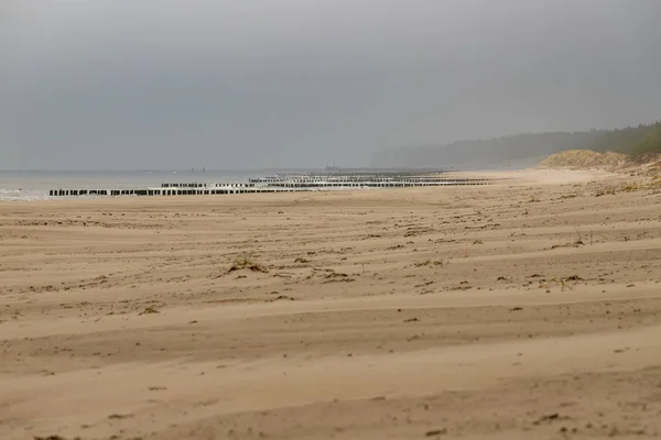 Una playa junto al mar en Europa Central. Línea costera vista desde lejos . — Foto de Stock