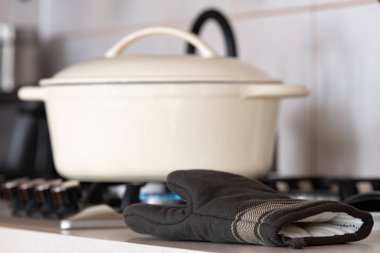 Gaz ocağında bir tencere. Ev mutfağında lezzetli yemekler pişirmek.. 