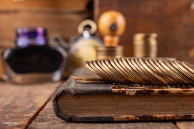 Bozuk paralar eski bir kitaptaki parmaklıklara yerleştirilmiş.. 