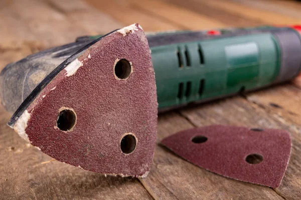 Roterende houtmolen met oud schuurpapier. — Stockfoto