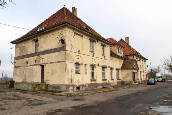 Stary dworzec kolejowy w małym miasteczku. — Zdjęcie stockowe