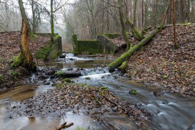 Betondan yapılmış eski yıkılmış baraj. 