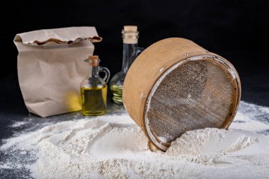 Eski ahşap elek süzme unu için hazırlandı.. 