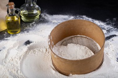 Eski ahşap elek süzme unu için hazırlandı.. 