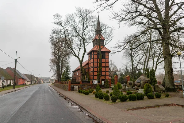 Antigua iglesia católica en un pequeño pueblo de Pomerania en Polonia . — Foto de Stock