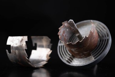 Tahtada büyük delikler açmak için eski delik testeresi. 