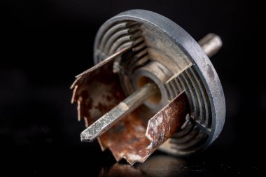 Tahtada büyük delikler açmak için eski delik testeresi.