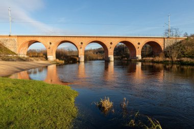 Orta Avrupa 'da küçük bir nehrin üzerindeki eski demiryolu köprüsü.