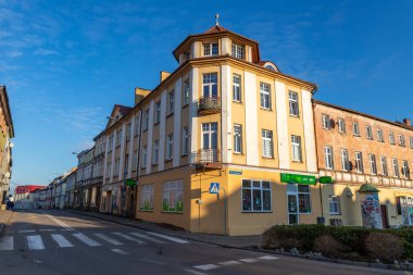 Orta Avrupa 'da küçük bir kasabada binalar.