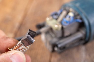 Tezgahta elektrikli motor için fırçalar. 
