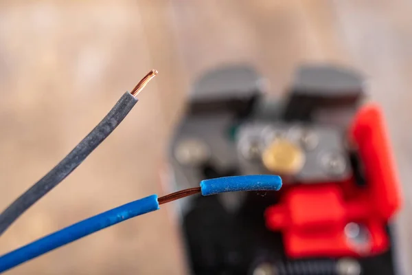 Cables eléctricos con aislamiento de plástico . — Foto de Stock