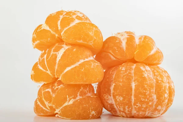 Leckere reife Mandarine auf einem weißen Tisch. geschälte Zitrusfrüchte. — Stockfoto