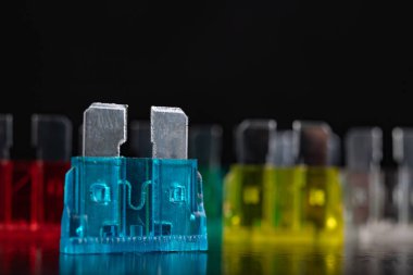 Araba sigortaları siyah masada..