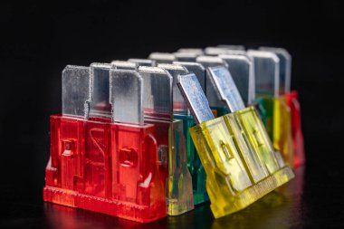 Araba sigortaları siyah masada..