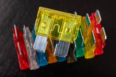 Araba sigortaları siyah masada..