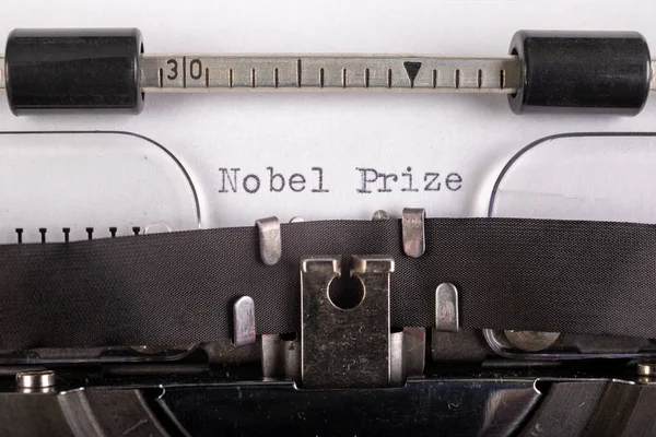 De inscriptie "Nobelprijs" op een wit vel in een typemachine. — Stockfoto