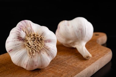 Mutfak tahtasındaki taze sarımsak..