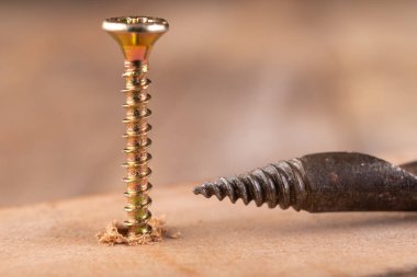Tahtada ve metal vidalarda delikler açmak için el matkabı. Marangozluk 