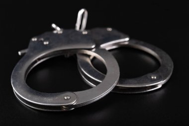 Siyah bir masaya nikel kaplamalı kelepçeler. Specia için aksesuarlar