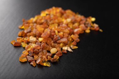 Polonya 'da bir plajda toplanmış küçük çiğ kehribar parçaları. Çok güzel.