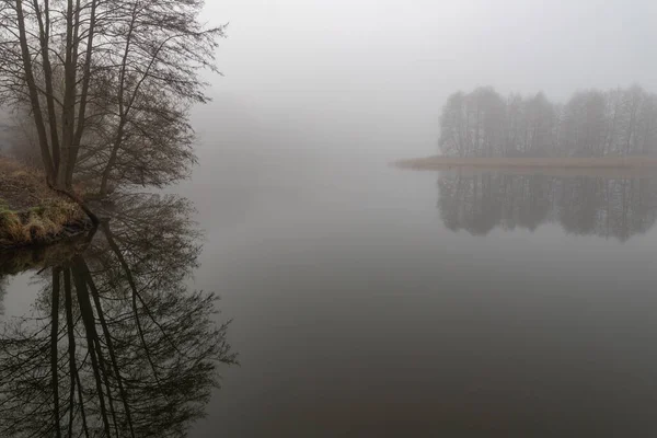 Un pequeño lago en Europa Central. Niebla elevándose sobre el lago . —  Fotos de Stock