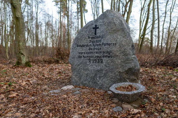 Zbiorowy grób Polaków zamordowanych przez Niemców podczas II wojny światowej na Pomorzu. — Zdjęcie stockowe