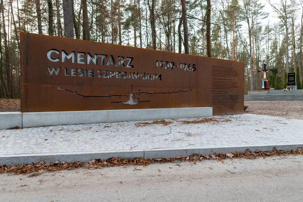 Tomba collettiva dei polacchi assassinati dai tedeschi durante la seconda guerra mondiale in Pomerania . — Foto Stock