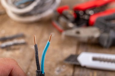 Eski bakır elektrik kablosu ve pense kombinasyonu. Elektriksel