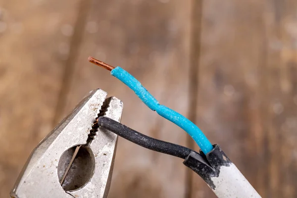 Fio elétrico de cobre velho e alicate de combinação. Instalação eléctrica — Fotografia de Stock