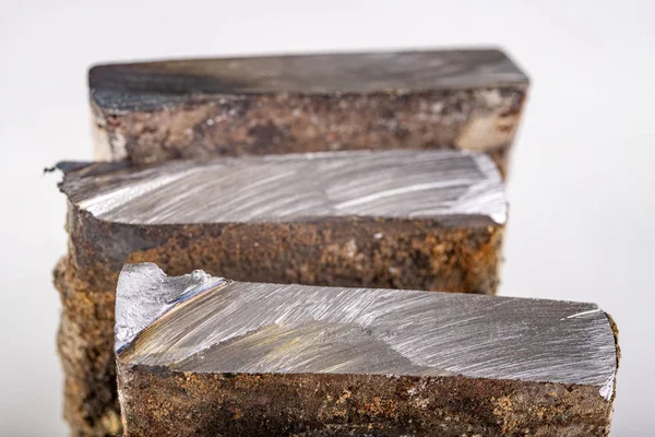 Staré kusy kovu řezané pilou. Malá kovovýroba v domě — Stock fotografie