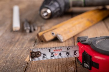 Tornavida, vida ve tahta masadaki mezura. Araçlar 